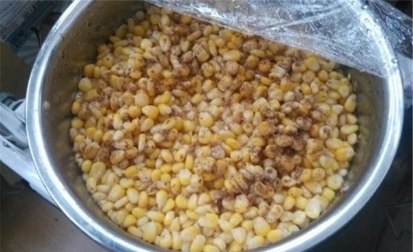 老玉米钓鱼饵料的制作方法