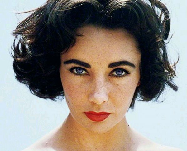 伊丽莎白泰勒紫色眼睛是真的吗