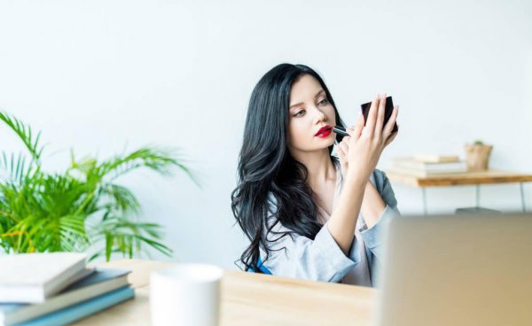 长得好看却不谈恋爱的女生