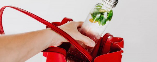 水杯fga能装热水吗