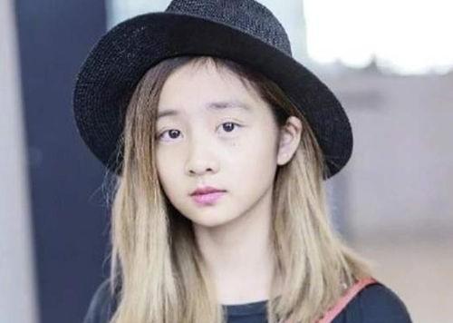 染什么颜色头发显皮肤白显年轻