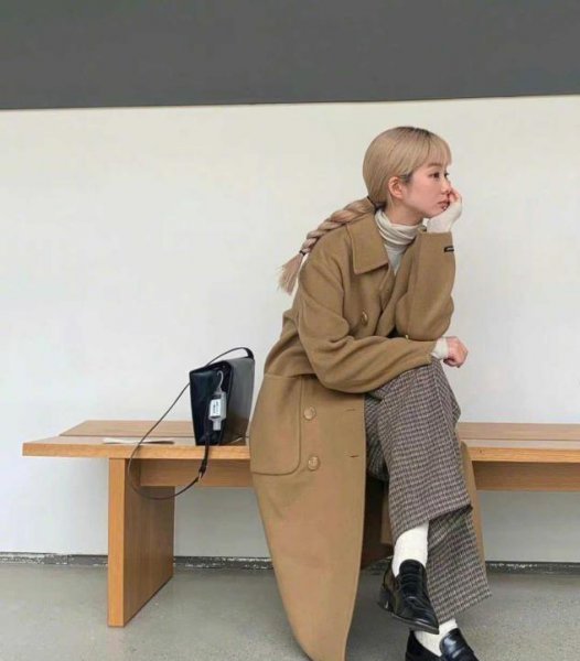 染什么颜色头发显皮肤白显年轻