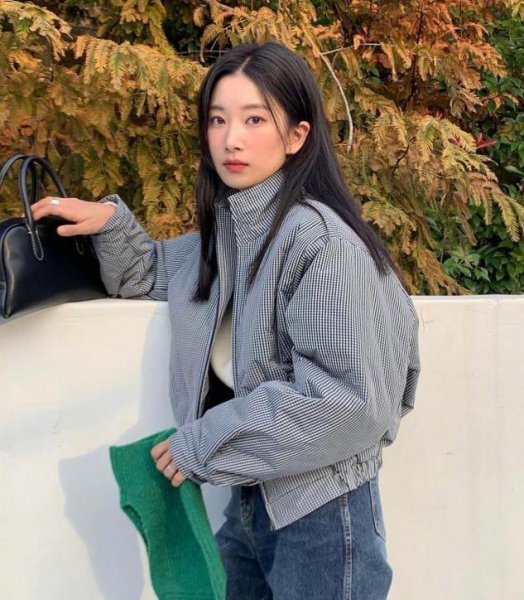 染什么颜色头发显皮肤白显年轻