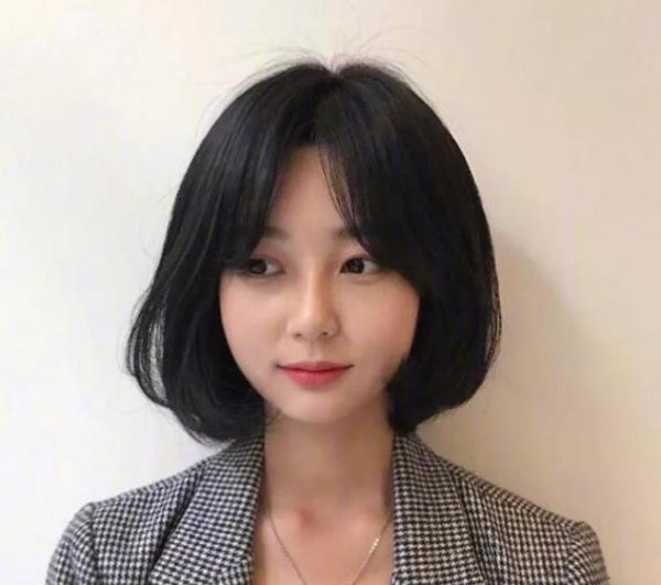 染什么颜色头发显皮肤白显年轻