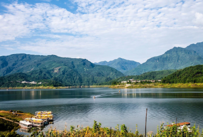 瓦屋山雅女湖在哪里 位于四川眉山雅女湖的面积及风景