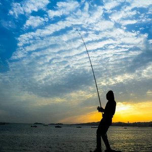 路亚晚上可以玩吗 晚上夜钓路亚用亮片好还是软饵好