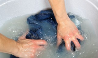 纯棉衣服用什么洗不褪色不变旧 纯棉衣服洗不褪色不变旧 的方法