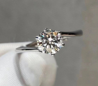 锆石和莫桑钻的区别 买莫桑钻怎么选不踩坑