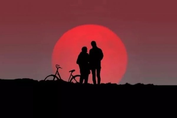 男生带有占有欲的眼神