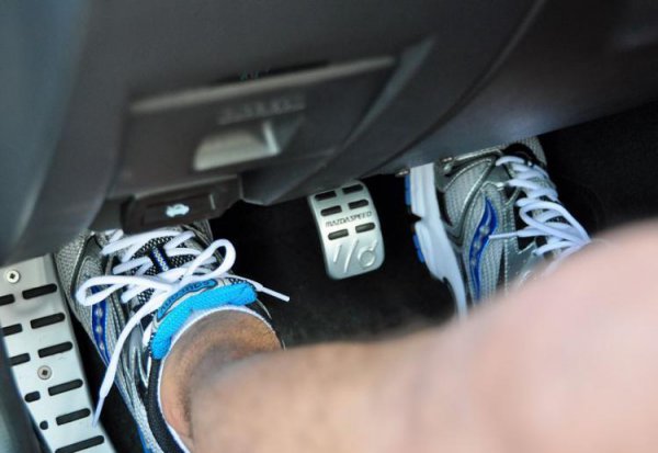 手动挡打火要踩离合吗