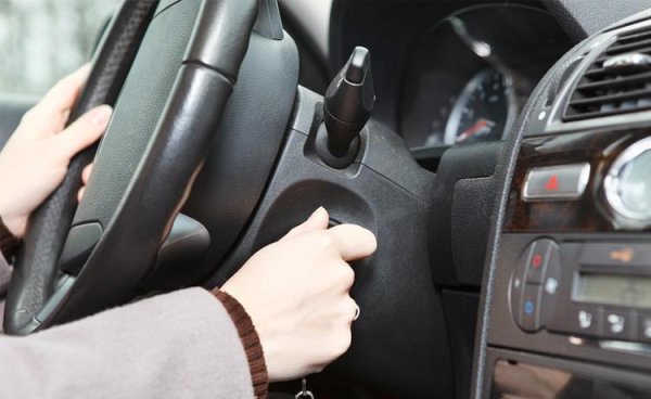 手动挡打火要踩离合吗