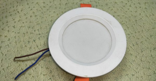 lED灯不亮了通电微亮