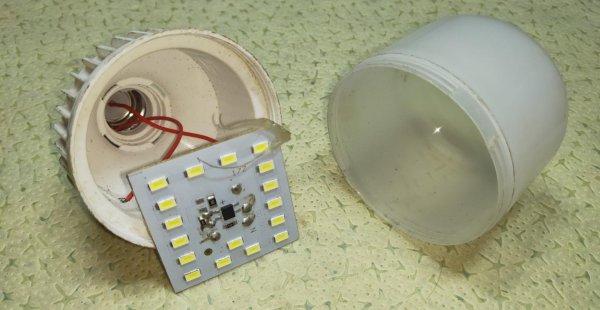 lED灯不亮了通电微亮