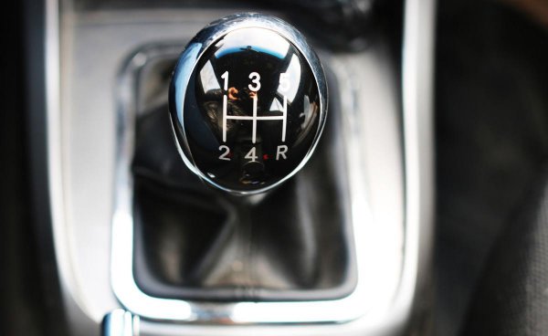 踩刹车的时候要踩离合吗