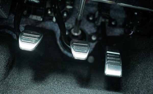 踩刹车的时候要踩离合吗