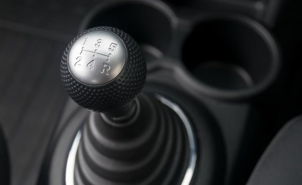 踩刹车的时候要踩离合吗