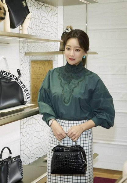 40岁后不宜穿的颜色