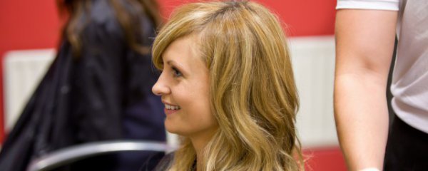 染什么颜色皮肤显白