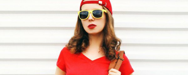 红色毛衣下装搭配什么