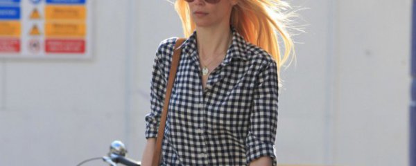 黑色衬衣怎么搭配下身好看