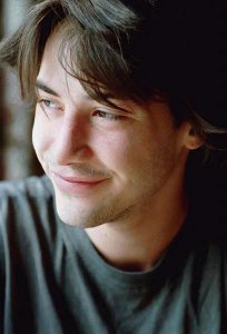 天蝎男一见钟情的反应举止 天蝎座喜欢上一个人的表现