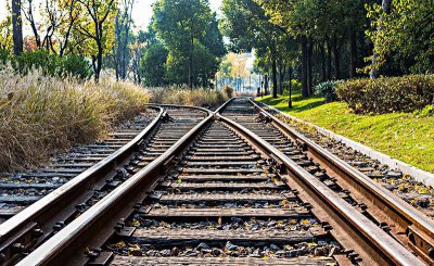 火车道下面为什么铺石子 火车轨道铺碎石子的作用