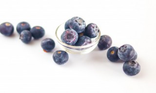 吃蓝莓的好处和坏处 吃蓝莓对人有啥好处和坏处呢