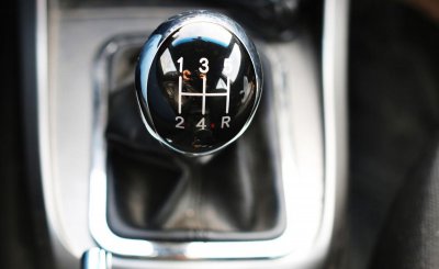 踩刹车的时候要踩离合吗 新手开车搞反顺序要吃大亏