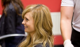 染什么颜色皮肤显白 染哪种颜色显白