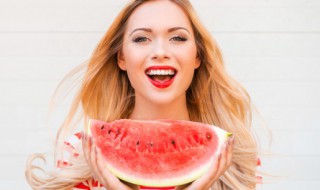 挑西瓜怎么样才甜度高呢 如何挑选出甜度高的西瓜呢