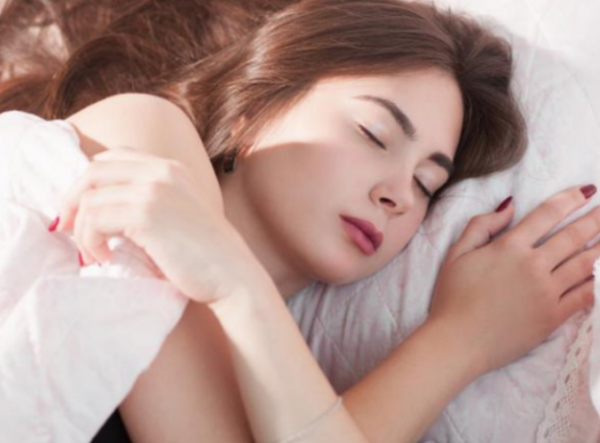 女生睡觉穿内衣吗