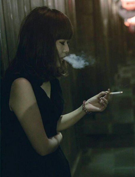 为什么漂亮的女生都会抽烟
