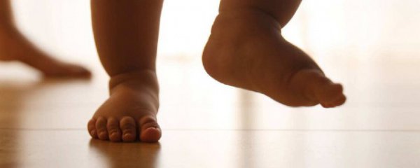 宝宝光脚走路的好处和坏处