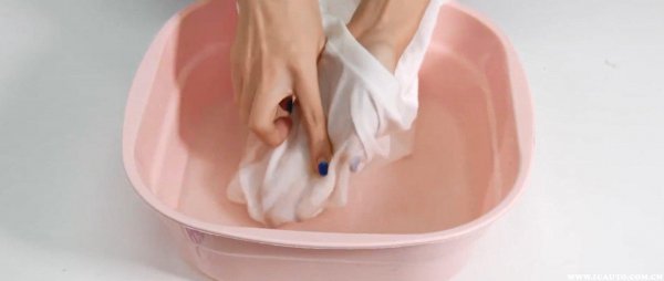 黑色机油弄在衣服上怎么洗