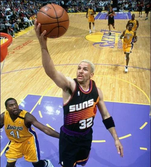 32号球衣是谁穿的