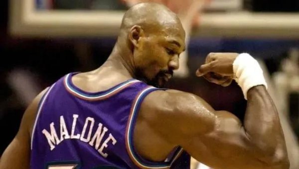 32号球衣是谁穿的