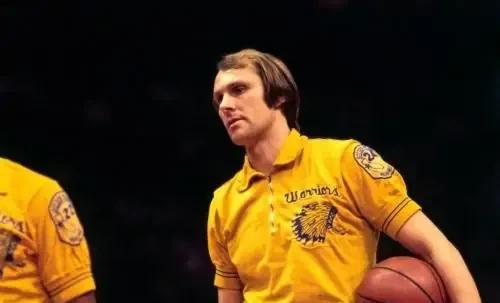 32号球衣是谁穿的