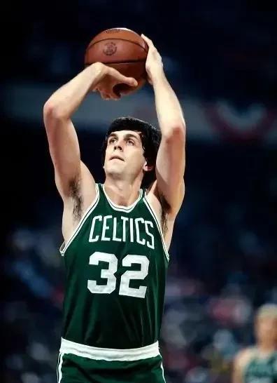 32号球衣是谁穿的