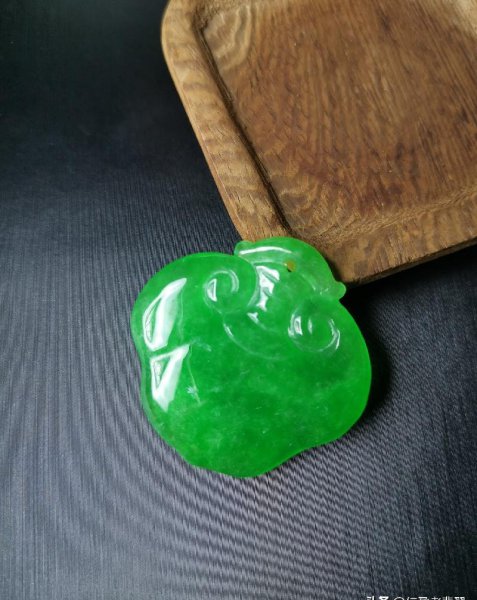 翡翠手镯泡水一年后