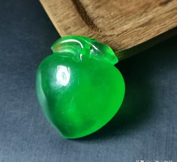 翡翠手镯泡水一年后