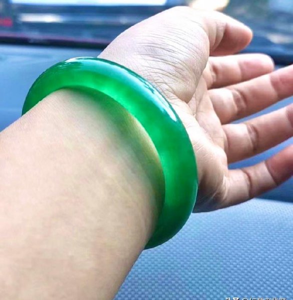 翡翠手镯泡水一年后
