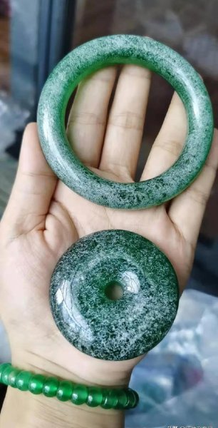 翡翠手镯泡水一年后