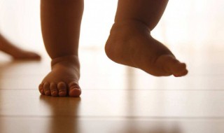 宝宝光脚走路的好处和坏处 宝宝光脚走路有哪些好处和坏处