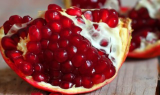秋天吃石榴的好处 秋天吃石榴对人有什么好处