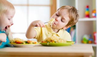 吃饭礼仪有哪些注意事项 吃饭礼仪注意事项有哪些