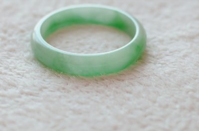 佩戴玉镯子的好处 女性长期佩戴玉手镯对身体有用吗