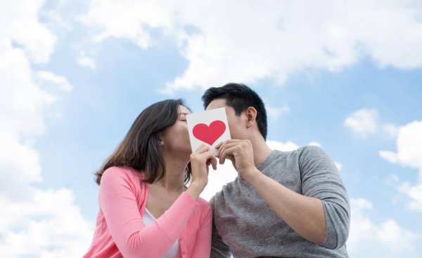 亲吻时伸舌头什么意思