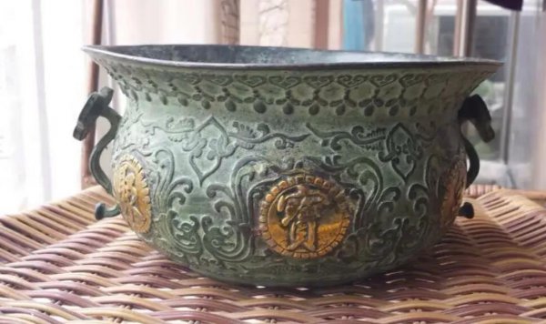 米缸里放几个硬币招财