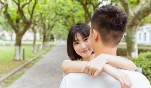 肢体接触看出他喜欢你