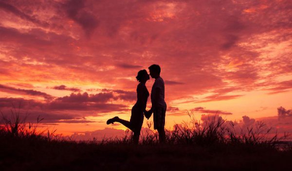 肢体接触看出他喜欢你